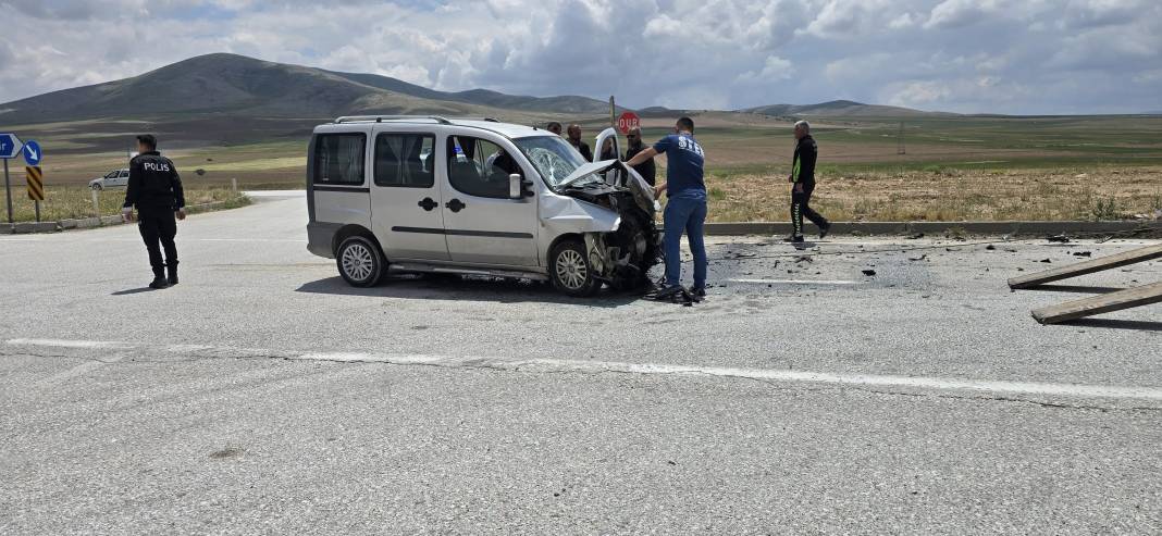 Konya’da iki araç çarpıştı, 3 kişi yaralandı 1